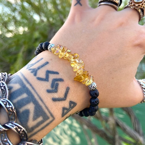 π΄ Yellow iridescent crystal glass + lava rock beads bracelet - Picture 12 of 15